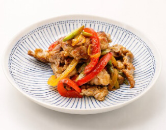 料理画像：豚こまとアスパラの黒酢はちみつごま油炒め
