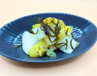 料理画像：大根とキウイの塩昆布ごま油マリネ