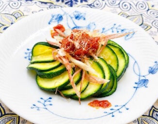 料理画像：ズッキーニとみょうがの梅ごま油カルパッチョ